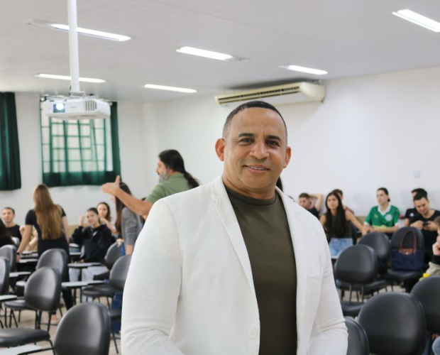 Professor Angolano ministra palestra para alunos do curso de Medicina da Univs